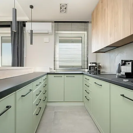 Exclusive River View With Balcony & Free Garage By Renters Prestige Apartment *