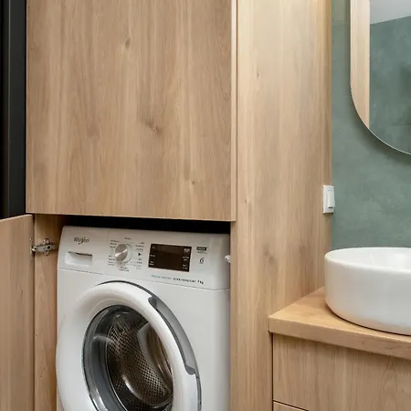 Exclusive River View With Balcony & Free Garage By Renters Prestige Apartment