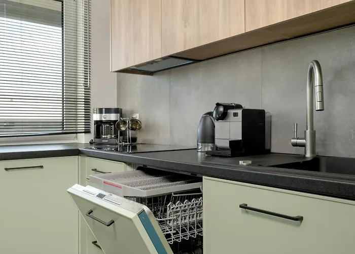 Exclusive River View With Balcony & Free Garage By Renters Prestige *