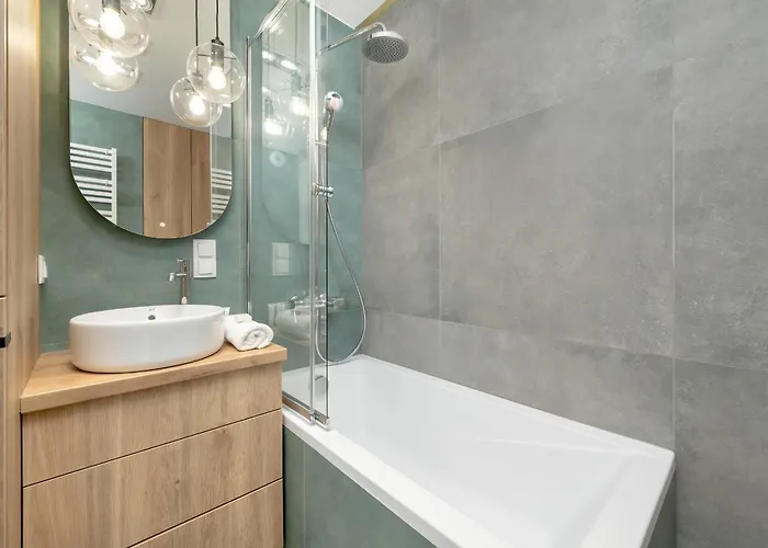 Exclusive River View With Balcony & Free Garage By Renters Prestige *