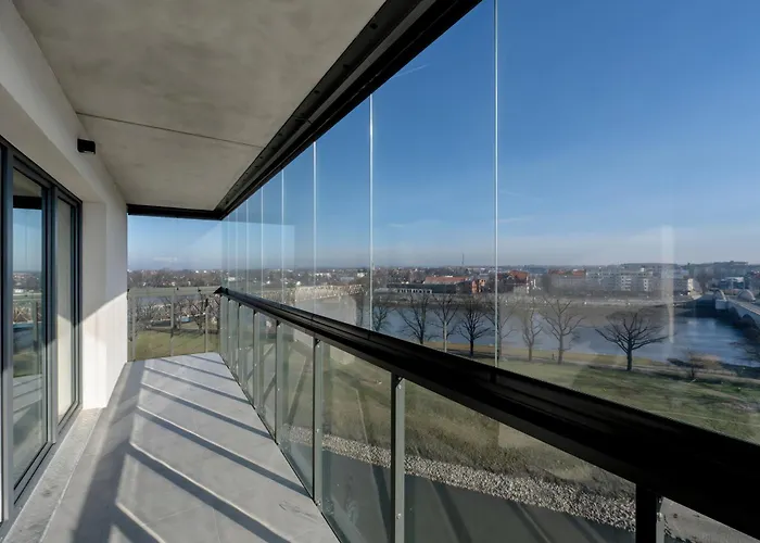 Exclusive River View With Balcony & Free Garage By Renters Prestige 아파트